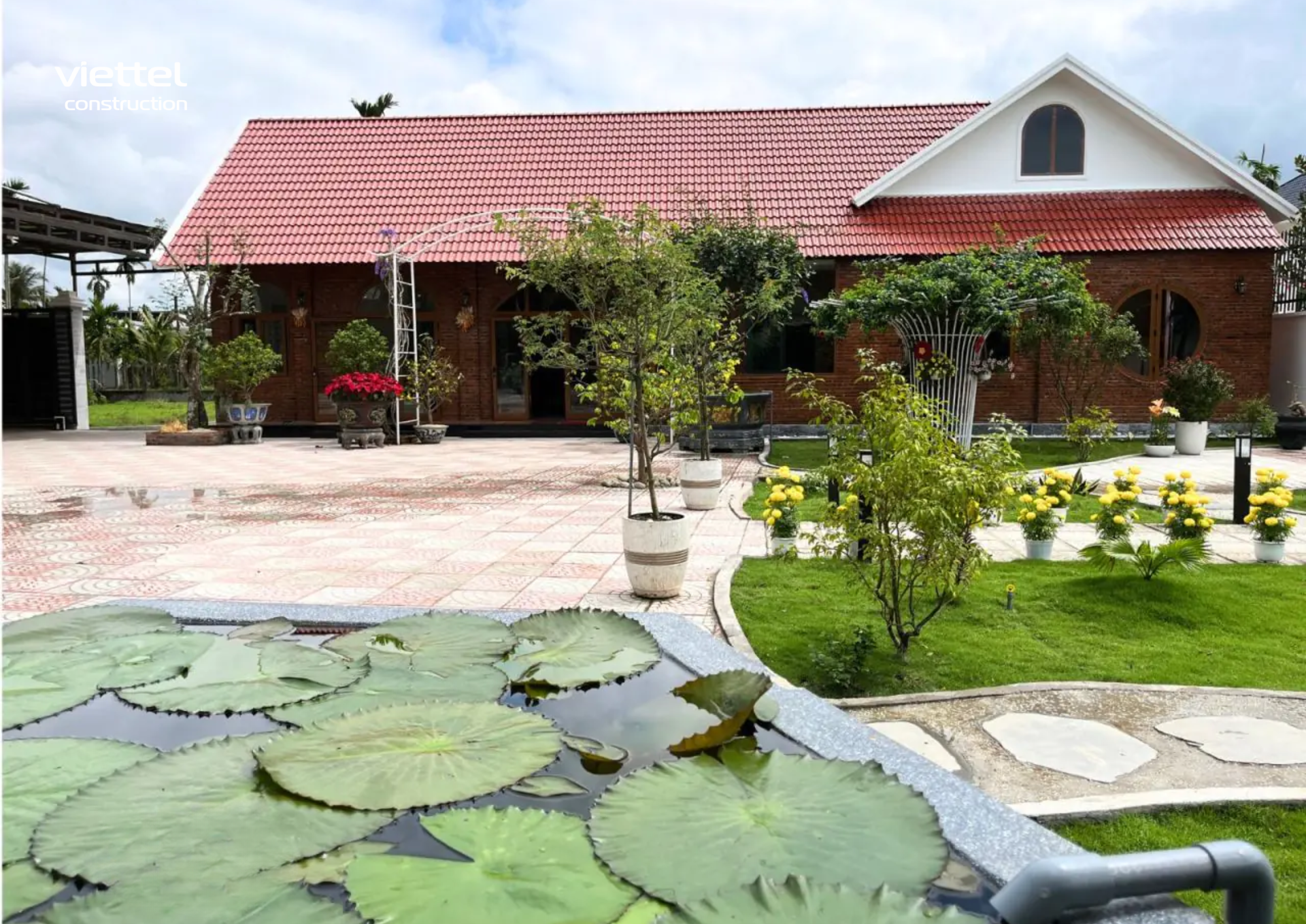 Mẫu nhà vườn mái Thái với sân vườn xanh mát